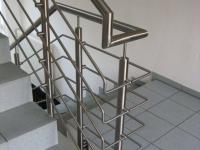 Geländer für Treppe mit grauen Fließen 