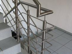 Geländer für Treppe mit grauen Fließen 