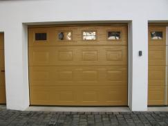 Garagentor in braun mit vier Lichtausschnitten