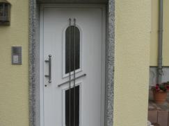 Haustür in weiß mit zwei Rundbogen-Lichtausschnitten