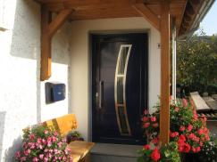 Haustür in dunklem blau mit drei Milchglas-Lichtausschnitten