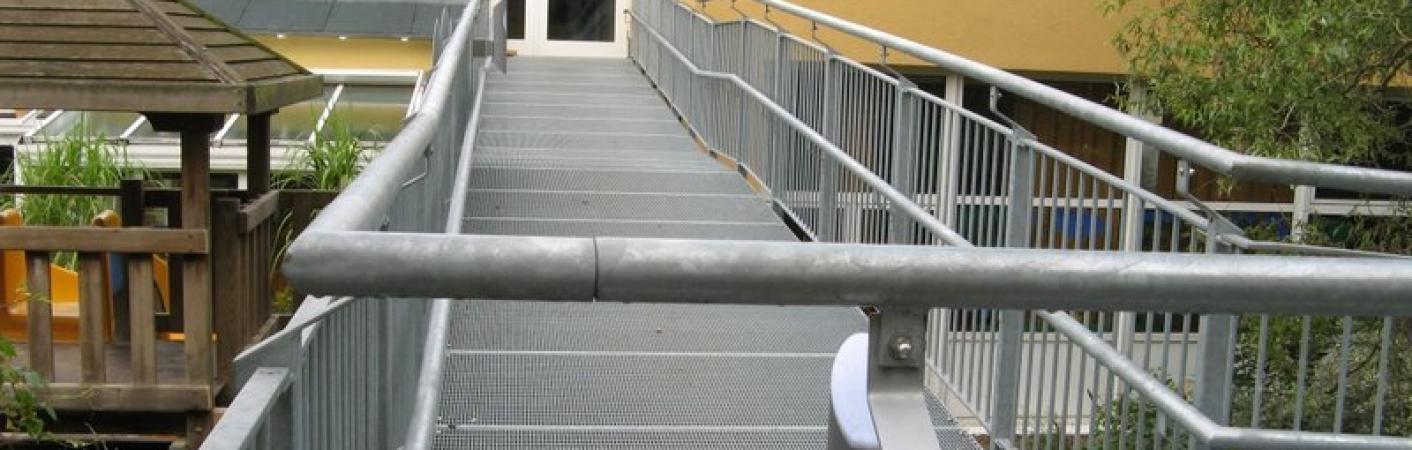 Übergang zu Eingangstür aus Metall